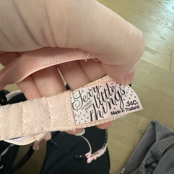 Vintage Victoria's Secret "Sexy Little Things" Clamshell Underwire Bra - Picture 7 of 7